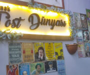 Konak Tost Dünyası’nda servis edilen bol malzemeli karışık tost; yanında patates kızartması, turşu ve içecekle birlikte masada görüntülenmiş