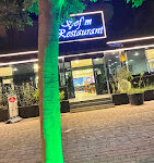 Şefim Çorba’da sıcak şekilde servis edilen mercimek çorbası; yanında limon dilimi, taze ekmek ve pul biber ile birlikte masada görüntülenmiş