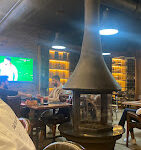 Oba Lounge Cafe & Bar Alanya’da gün batımı manzarası eşliğinde şık bir masada servis edilen kahve, kokteyl ve atıştırmalıklar