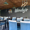 Wendy's Burger Alanya şubesinde taze malzemelerle hazırlanmış gurme burger ve patates kızartması sunumu