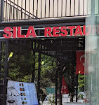 Konaklı Sıla Restaurant & Cafe’de deniz manzaralı, yöresel ve uluslararası lezzetlerin sunulduğu şık masa düzeni.