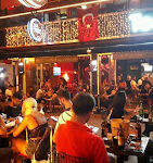 Tenha Local Pub Alanya’da loş ışıklar altında, sıcak ve samimi atmosferde içecek keyfi.