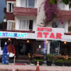 Bistro Star Restaurant Cafe ve Bar’da şık ortamda sunulan lezzetli yemekler ve içecekler.