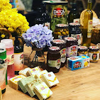 Datça Yöresel ürünleri dükkanı içi, zeytinler, reçeller ve doğal ürünlerin sergilendiği renkli tezgah görüntüsü