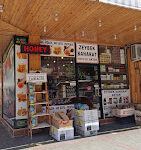 Zeybek Baharat dükkanında rengarenk baharat kavanozları, kurutulmuş otlar ve yöresel ürünlerin sergilendiği tezgah görüntüsü