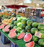 Alanya Mahmutlar Cumartesi Pazarı’nda taze meyve, sebze, yöresel ürünler ve doğal gıdalar tezgâhlarda yerini alıyor.