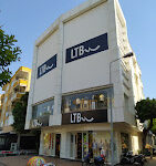 LTB mağazasında modern jean pantolonlar, tişörtler ve günlük giyim ürünleri şık vitrin düzeniyle sergileniyor.