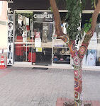 CHAPLİN KREASYON mağazasında modern ve şık kadın kıyafetleri, özel tasarım abiyeler ve günlük kombinler vitrinlerde sergileniyor.