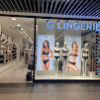 G Lingerie mağazasının Alanya Akdeniz Park Alışveriş Merkezi’ndeki vitrin görüntüsü, iç giyim ve pijama koleksiyonlarıyla dikkat çekiyor.