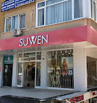 Suwen mağazasında sergilenen şık iç giyim, pijama ve ev giyimi koleksiyonu; Alanya’da zarafet ve konforu buluşturan kadın modası.