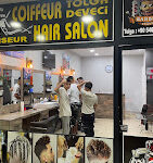 Kuaför Tolga Deveci’nin Alanya’daki modern salon içi ve dış cephe görüntüsü, profesyonel saç kesim alanı ve kuaför ekipmanlarıyla dikkat çekiyor.