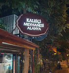 Kaleiçi Meyhanesi Alanya’da geleneksel meyhane masası, mezeler ve sıcak, nostaljik ortam.