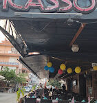 Picasso Restaurant & Bar’da deniz manzarasına karşı akşam yemeği ve şık sunumlu içecekler.