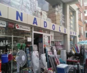 Anadolu Züccaciye AVM mağazasında mutfak gereçleri, ev eşyaları ve dekoratif ürünler düzenli şekilde sergilenmiş