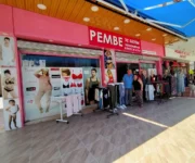 Alanya Pembe İç Giyim mağazasında kadın sütyen, külot, pijama ve gecelik ürünleri şık bir şekilde vitrinlerde sergileniyor.