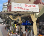 Erba Home Züccaciye mağazası, modern mutfak gereçleri, tencereler, tabak ve çatal-kaşık setleri ile vitrin görünümü