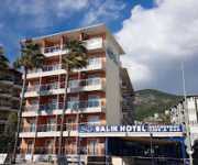 Alanya’da denize yakın konumda yer alan Balık Hotel’in dış cephesi ve balkonlu odaları