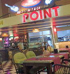 Nobody's Restaurant & Cafe Bar’da deniz manzaralı, sıcak dekorasyonlu ve ferah oturma alanına sahip şık bir masa düzeni.