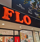 FLO Alanya Cadde Mağazası’nda sergilenen erkek, kadın ve çocuk ayakkabı modelleri ve mağaza içi düzen.