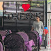 Theo's Place Restaurant & Bar’ın deniz manzaralı terasında, şık masa düzenleri eşliğinde servis edilen taze deniz ürünleri ve özel içecekler.