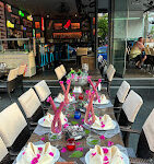 Bistro Bahama Restaurant Cafe & Bar’da deniz manzarası eşliğinde yemek ve keyifli bar atmosferi.