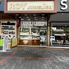 Roy Kuyumculuk mağazasında sergilenen altın ve pırlanta takılar, yüzük, kolye ve bilezik koleksiyonları.