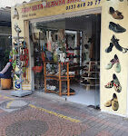 Asım Usta Alanya Sandals Hand Made Shoe – El yapımı deri sandaletlerin sergilendiği atölye vitrini.