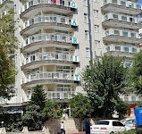 Carmen Suite Otel’in geniş açık yüzme havuzu, şezlonglarla çevrili dinlenme alanı ve modern otel binasıyla birlikte güneşli bir Alanya gününde çekilmiş görünümü