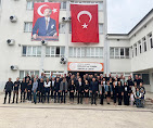 Alanya Mesleki ve Teknik Anadolu Lisesi öğrencileri uygulamalı ders laboratuvarında çalışırken ve öğretmen rehberlik ediyor.