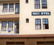 İnci Otel’in Alanya’da konuklarına sunduğu açık havuz, şezlonglar ve denize yakın konumu