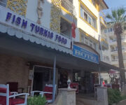 Resitalya Hotel’in ön cephesi, balkonlu odaları ve yeşil bitkilerle çevrili havuz alanıyla birlikte gündüz ışığında görüntülenmiş