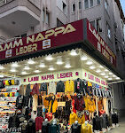 Lamm Nappa Leder mağazasında lüks deri ceketler, çantalar ve aksesuarlar sergileniyor.