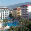 Kleopatra Carina Hotel Alanya’nın şehir merkezindeki modern binası ve açık yüzme havuzu