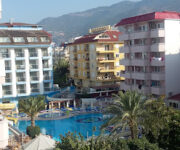 Kleopatra Carina Hotel Alanya’nın şehir merkezindeki modern binası ve açık yüzme havuzu
