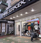 Emre Erkek Giyim Aksesuar Alanya – Şık erkek giyim ve aksesuar mağazası. Takım elbise, gömlek, kravat, kemer ve modern erkek modası ürünleri.