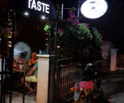 A Different Taste’te özenle hazırlanmış tabaklar ve modern restoran atmosferi.