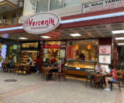 Alanya Hacet’te yer alan Hancı Gurme restoranının dış cephe ve oturma alanı görünümü ve Verçenik Pastanesi