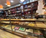 Alanyum Patiserrie de sergilenen taze yaş pastalar, kurabiyeler ve tatlı sunumları