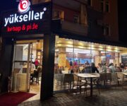 Yükseller Kebap Ve Pide Evi Alanya ön cephesi ve taş fırında pişen pide görüntüsü