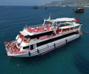 Alanya'nın en eğlenceli tekne turu Neptun Express ile DJ performansı, köpük partisi ve masmavi koylarda yüzme keyfini bir arada yaşayın!