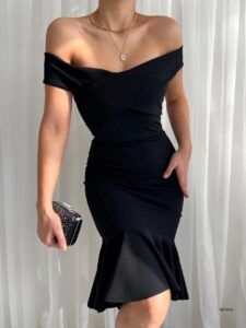 T-007 siyah omzu açık balık model midi elbise ile asil ve zarif görünümünüzle dikkat çekin. Best of Alanya ile şıklığı keşfedin!