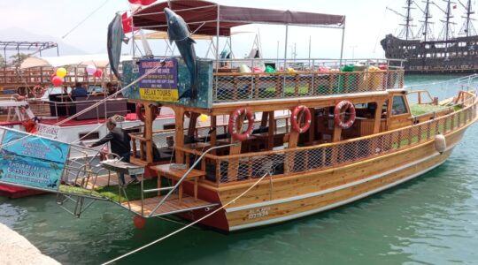 Alanya'da sessiz, huzurlu ve özel saatlik tekne turu. Alanya Delfin Tekne Turu ile doğanın tadını çıkarın, Best of Alanya farkıyla rezervasyon yapın.