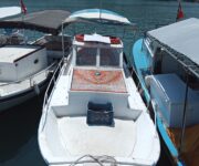 Alanya’da sahilde demirli, 1991 model ahşap ve pancar motorlu klasik özel tekne.