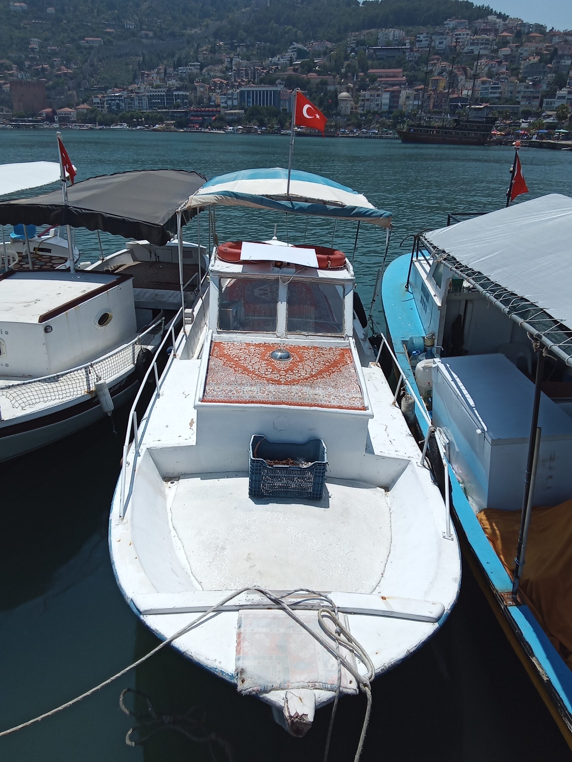 Alanya sahilinde denize yanaşmış, kullanıma hazır durumda satılık özel patpat tekne görüntüsü