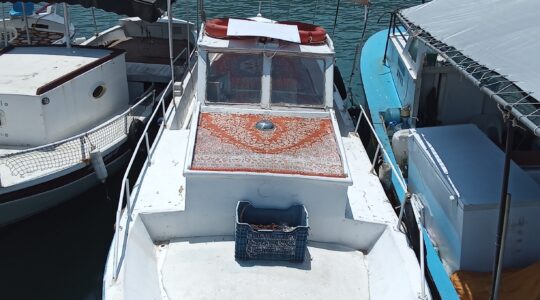 Alanya’da sahilde demirli, 1991 model ahşap ve pancar motorlu klasik özel tekne.