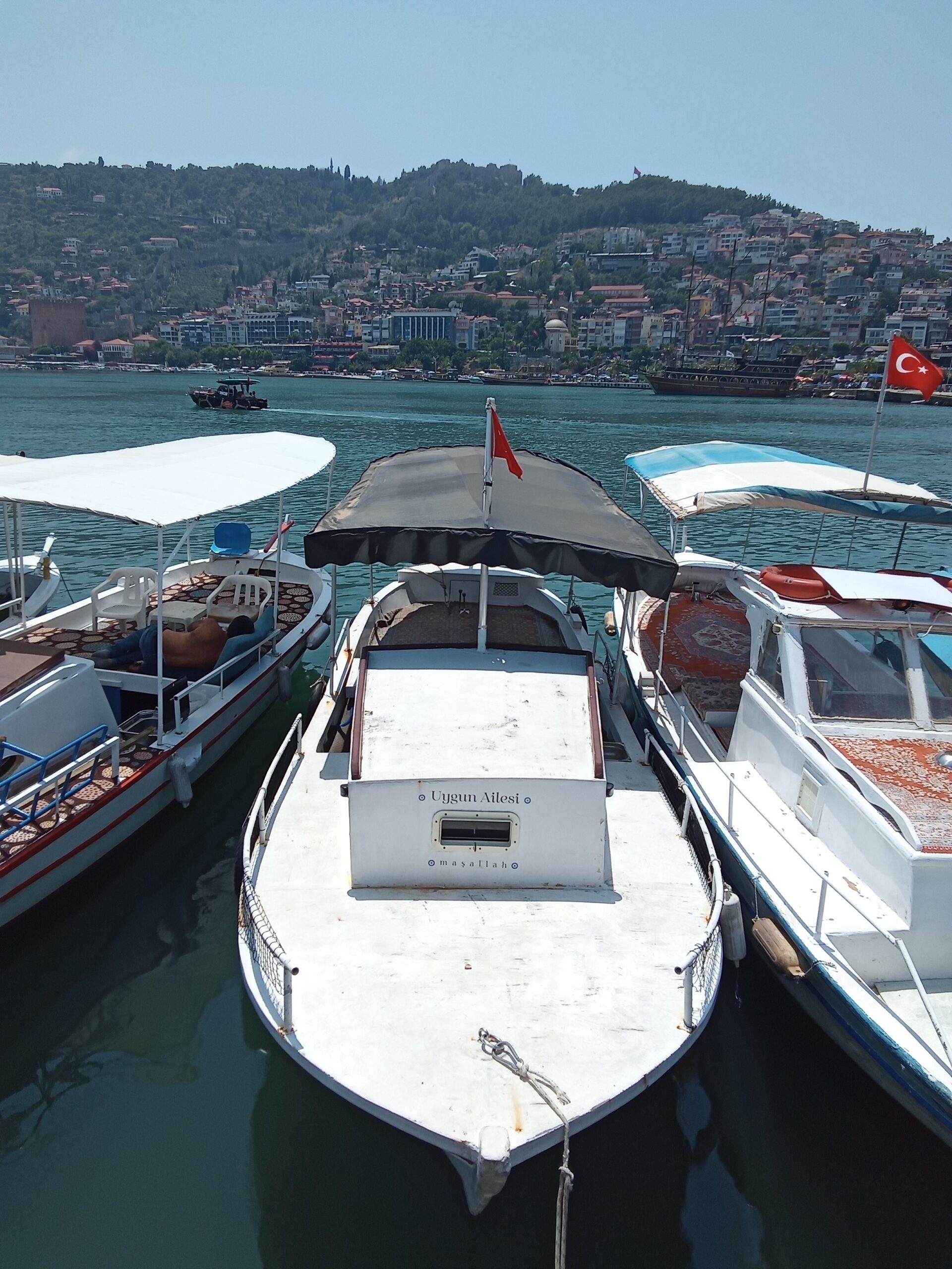 Alanya kıyısında demirli, 2006 yapımı ahşap gövdeli ve pancar motorlu özel tekne, güneşli bir günde görüntülenmiş.