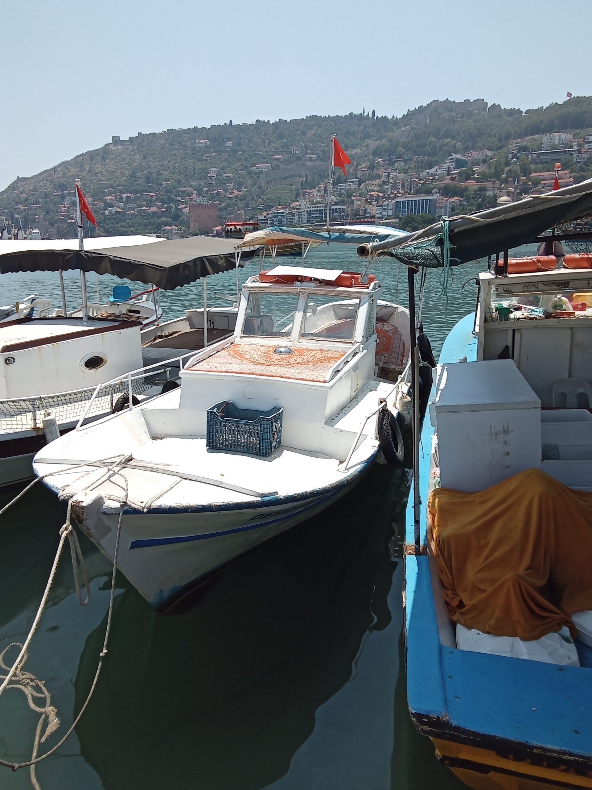 Alanya’da deniz kenarında duran, az kullanılmış ve satılık durumdaki patpat tekne
