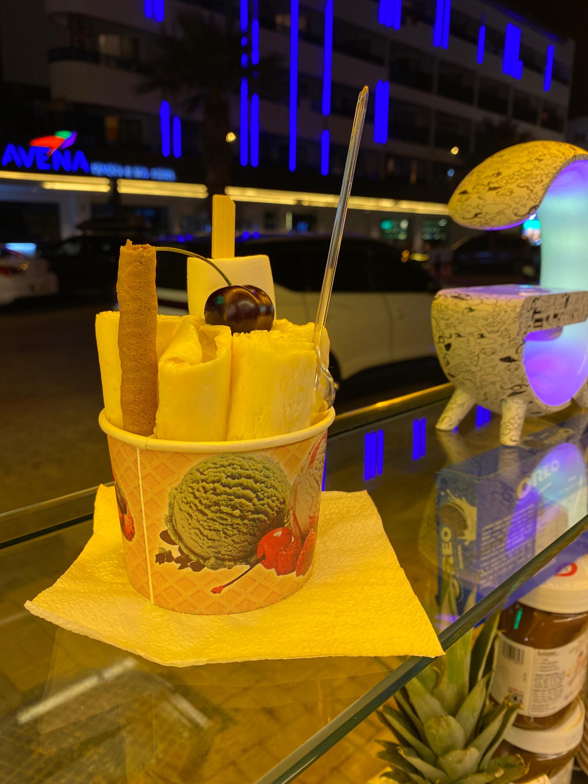 Alanya The Brother’s Coffee’s’te tatilciler için çikolatalı ve meyveli tava dondurma sunumu, taze meyve dilimleri ve yazlık ambiyans