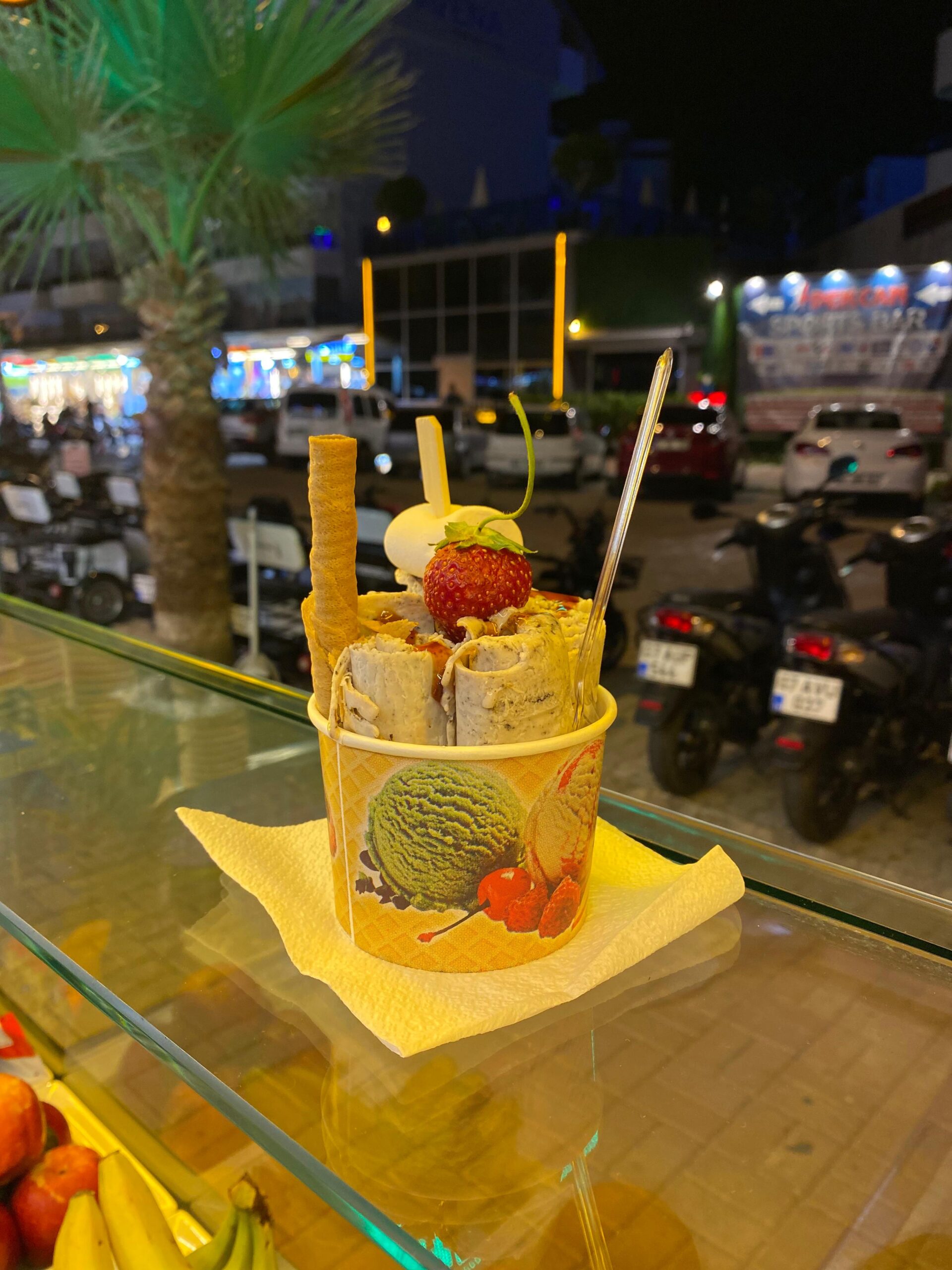 The Brother’s Coffee’s Alanya’da servis edilen taptaze çilek, muz ve çikolatalı rulo tava dondurma tabağı, renkli sunum ile hazırlanmış