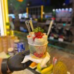 The Brother’s Coffee’s Alanya’da çikolatalı ve çilekli tava dondurması, kalabalık müşteri masaları ve yaz akşamı ambiyansı